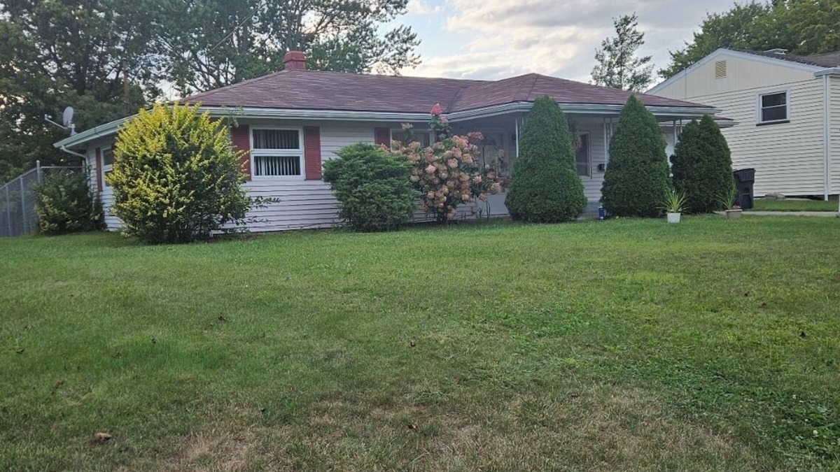 Austintown House | Charming 3-bedroom house in Austintown. Great location. Clean &freshly painted.