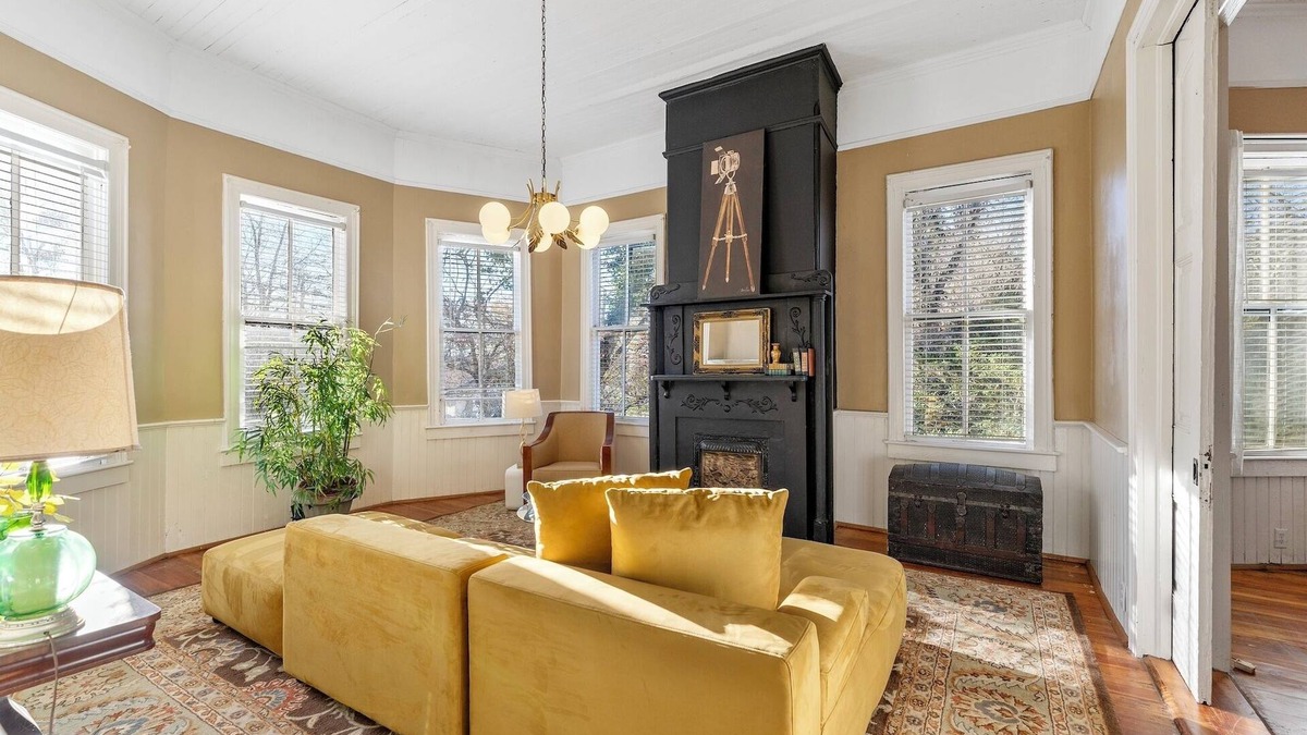 Abbeville House | Charming 3-bedroom historic 1888 cottage located in downtown Abbeville