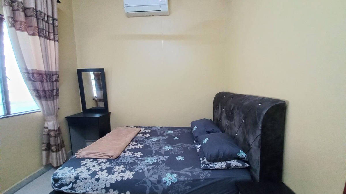 Shah Alam House | Charming 3-bedroom house with WiFi, AC, family-friendly in superb Shah Alam