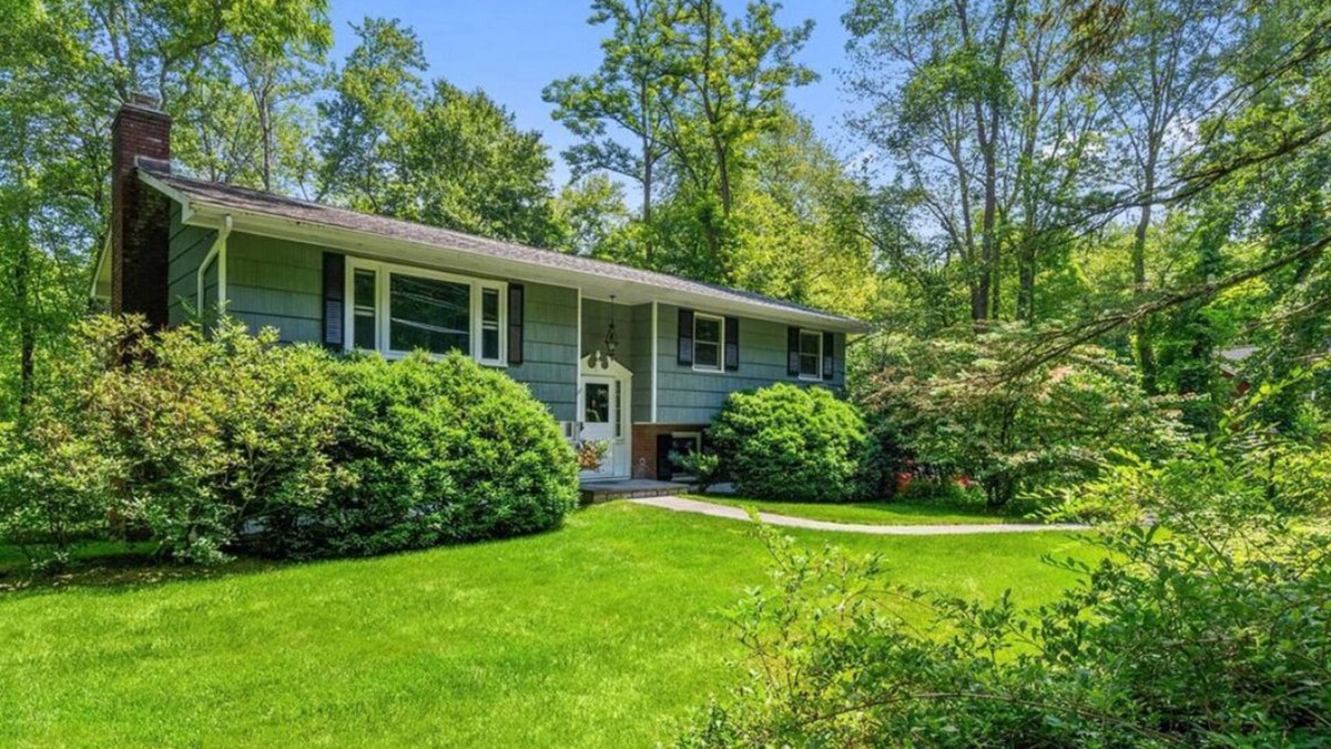 Chappaqua House | Charming 3-bedroom house in enchanting Chappaqua with WiFi, AC and Sanctuary.
