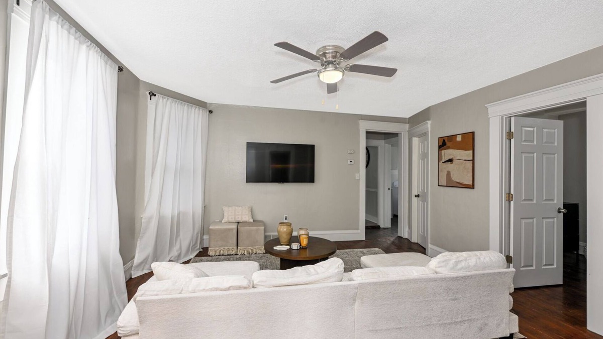 Tremont House | Charming 3-bedroom house in Cleveland with WiFi and AC