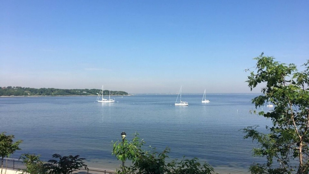 Glen Cove House | Charming 3-bedroom house, water views, beach access on the North Shore