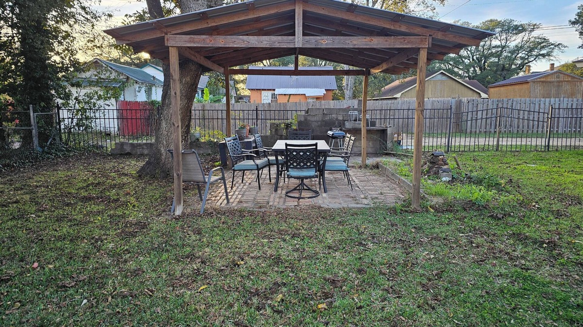 Greenwood House | Charming 3-bedroom house in serene Greenwood with WiFi, AC