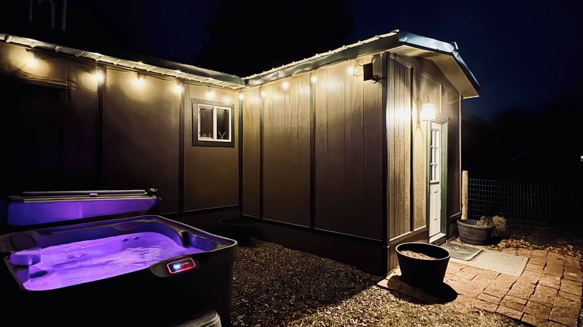 Manhattan House | Charming 3-bedroom house with hot tub in serene Manhattan