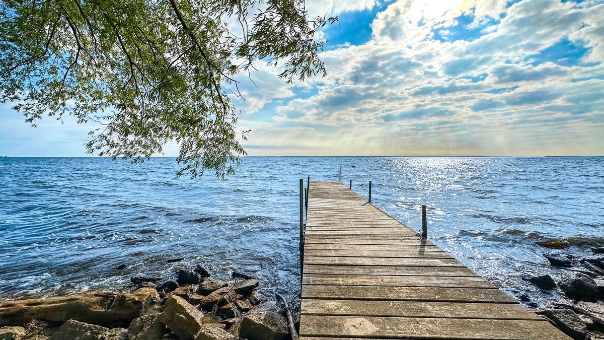 Marinette House | Charming 3-bedroom house on the water with AC and WiFi in enjoyable Marinette
