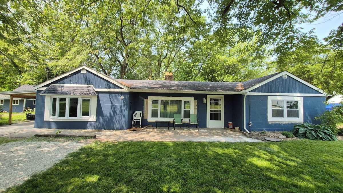 Oak Harbor House | Charming 3-bedroom house step from the beach in serene Oak Harbor