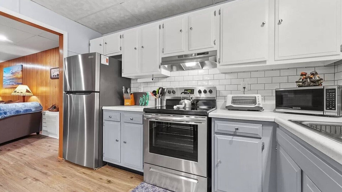 Higgins Lake House | Charming 3-bedroom house with AC, WiFi, 🏓Ping-Pong, Foosball,🔥Firepit,🍔 Grill