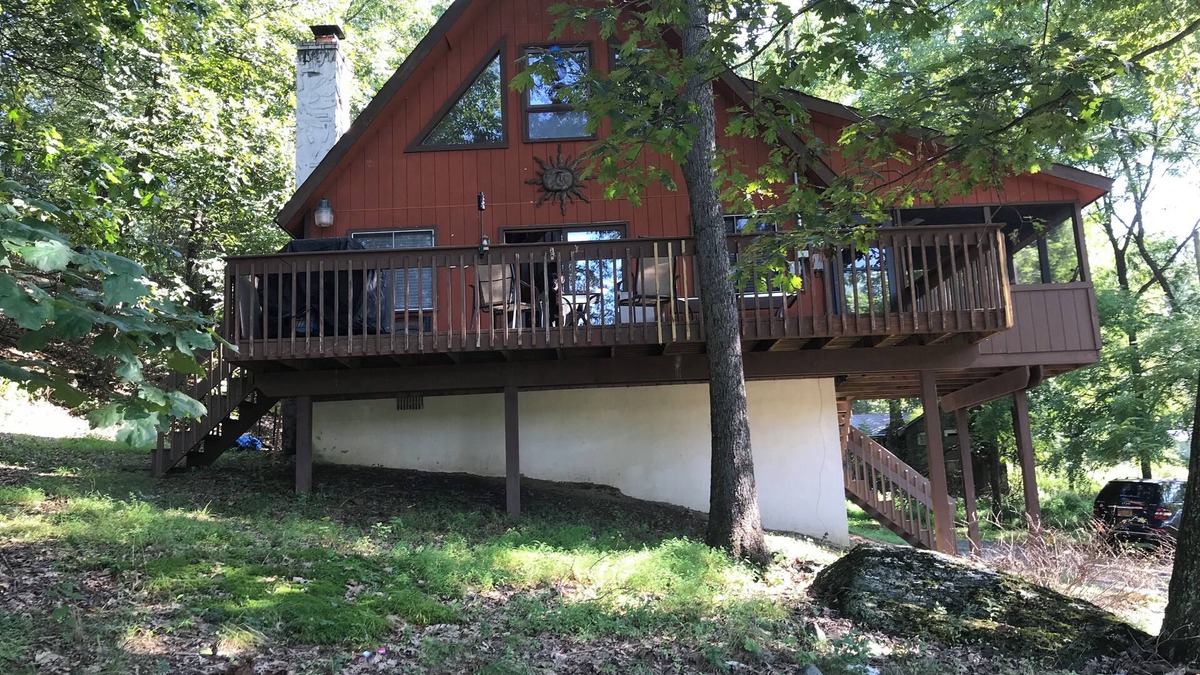 Bushkill House | Charming 3-bedroom house in Saw Creek private Community in the Poconos.