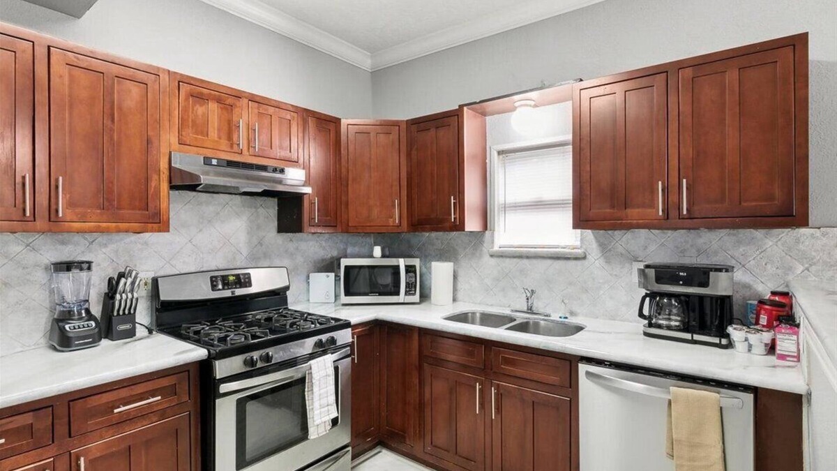Groves House | Charming 3-Bedroom Home in Groves
