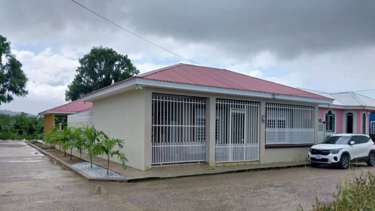 Sector 3 House | Charming 3-bedroom house with AC, WiFi in enchanting La Ceiba