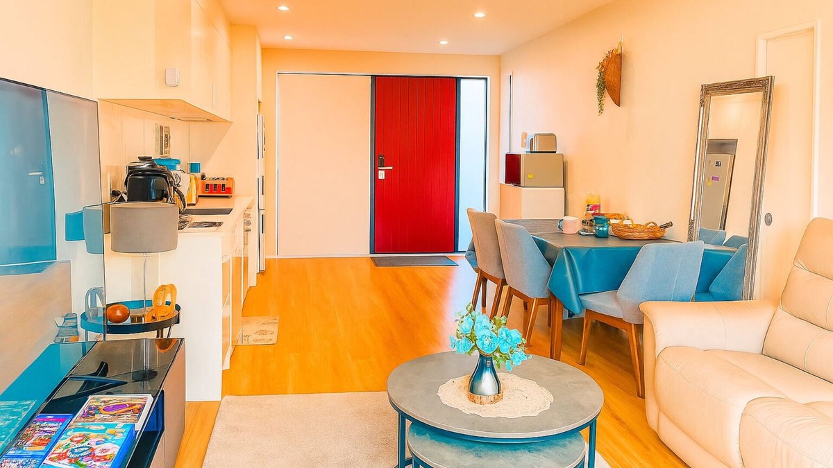 Auckland House | Charming 3-bedroom house with fitness room, WiFi in vibrant Auckland