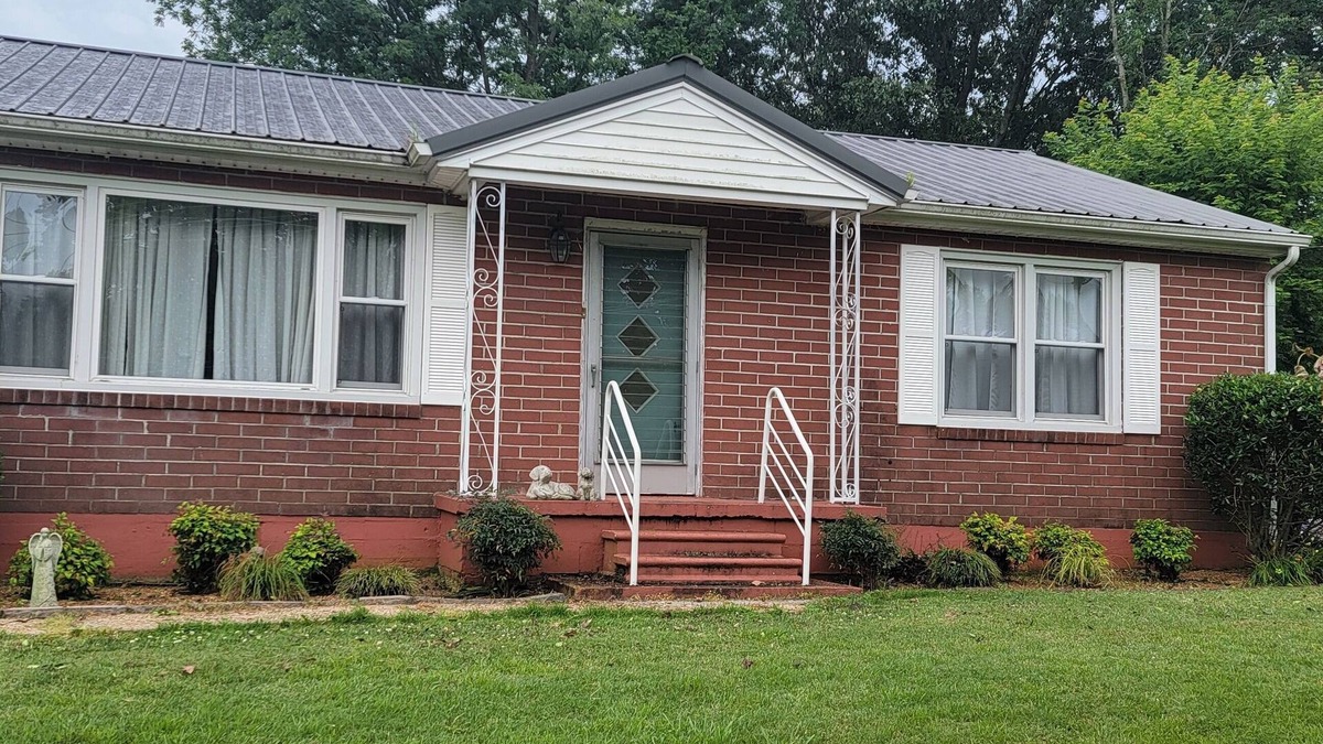 Bardwell House | Charming 3-bedroom house near ball park in quiet neighborhood