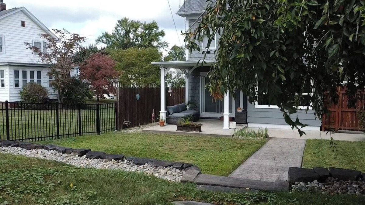 Brewster House | Charming 3-bedroom house with AC, fitness equipment, WiFi in brilliant Brewster