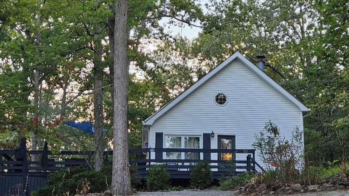 Clarkson House | Charming 3-bedroom house with WiFi and AC at welcoming Nolin Lake