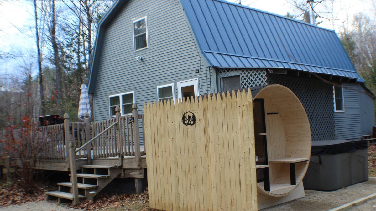 South Chatham House | Charming 3-bedroom house with AC, WiFi, Sauna and Hot tub in fabulous Fryeburg