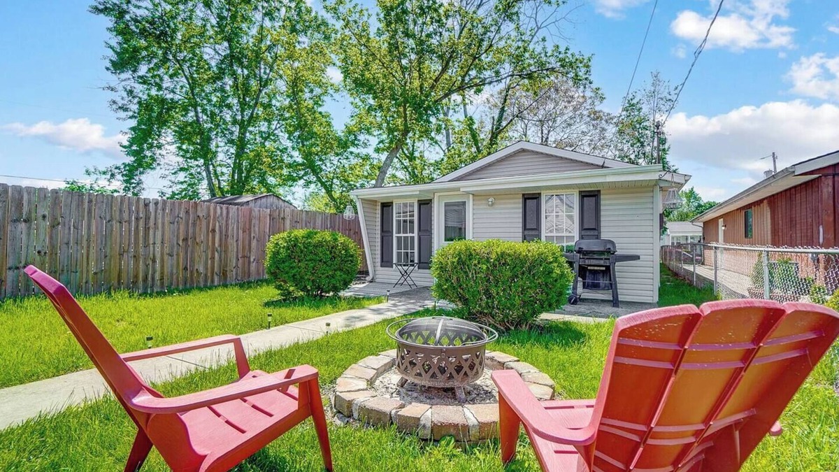 Hamilton House | Charming 3-bedroom house near Miami University & Spooky Nook in Hamilton