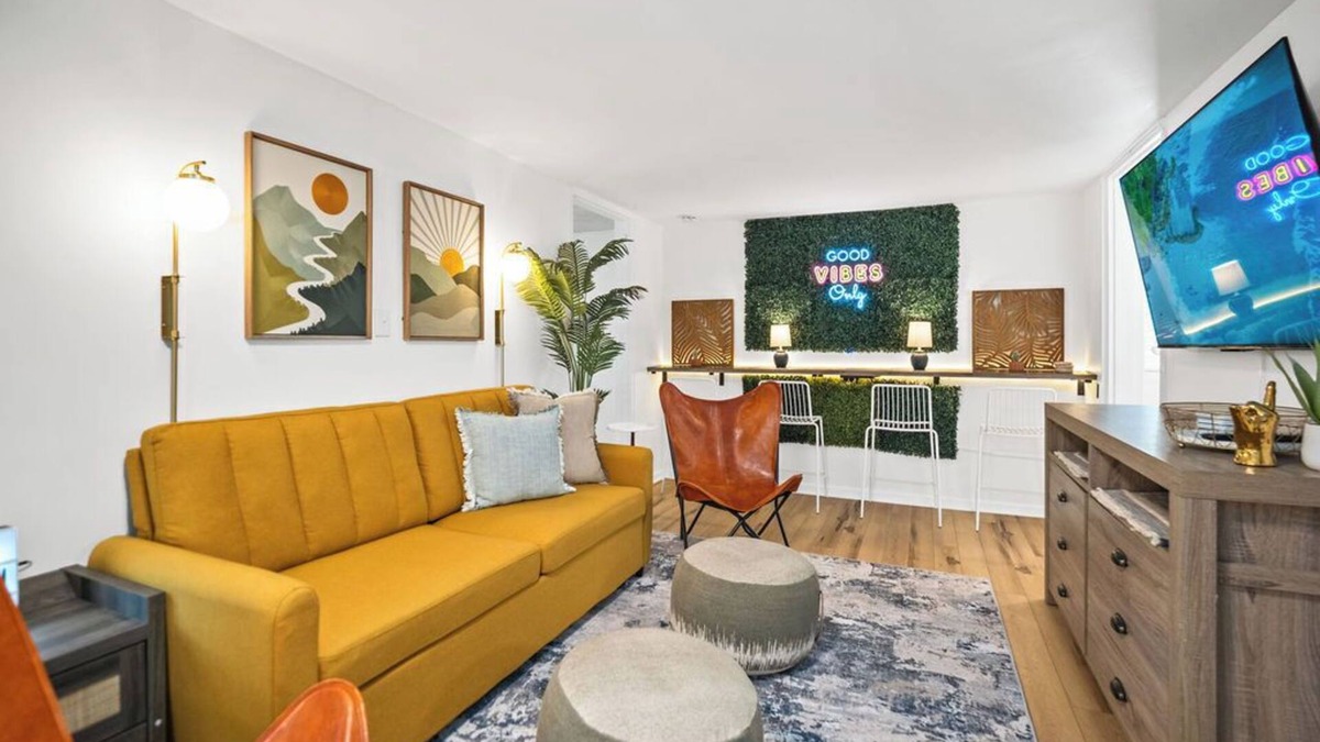 Summerlee House | Charming 3-bedroom house with 5 beds, deck, fire pit, and BBQ, minutes from NRG