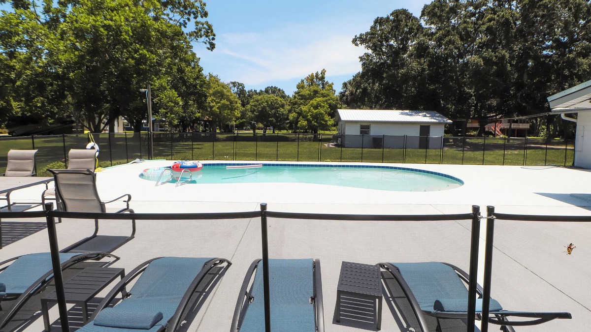 Oak Hill House | Charming 3-bedroom house in Oak Hill with a Pool and Pond