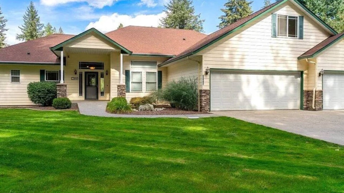 Rathdrum House | Charming 3-bedroom house sleeps 8 with high speed WiFi in Twin Lakes Village