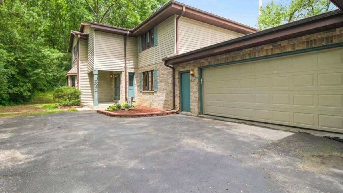 Waukesha House | Charming 3-Bedroom House-Ideal for a Relaxing Stay