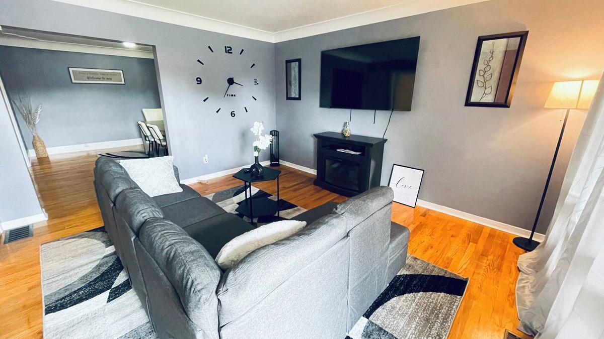 Walkerville House | Charming 3-bedroom house with WiFi and AC in delightful Windsor