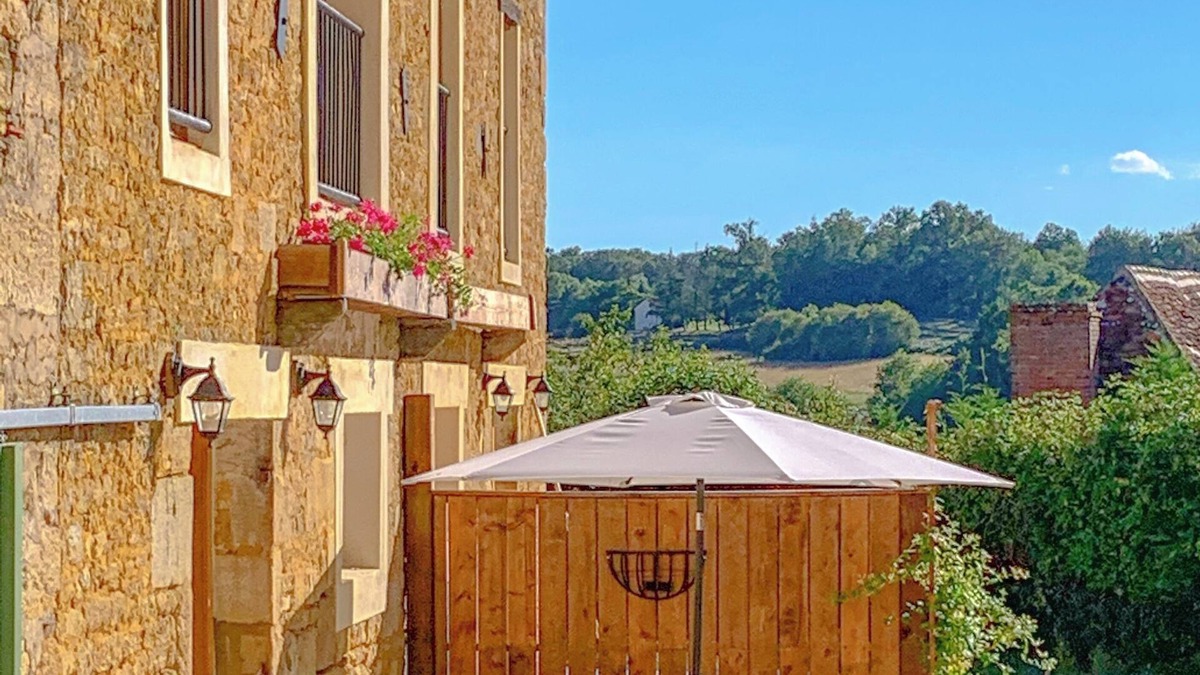 Anlhiac House | Charming 3-bedroom house with WiFi in NarthiacnLa Maison Galloise-Honeysuckle