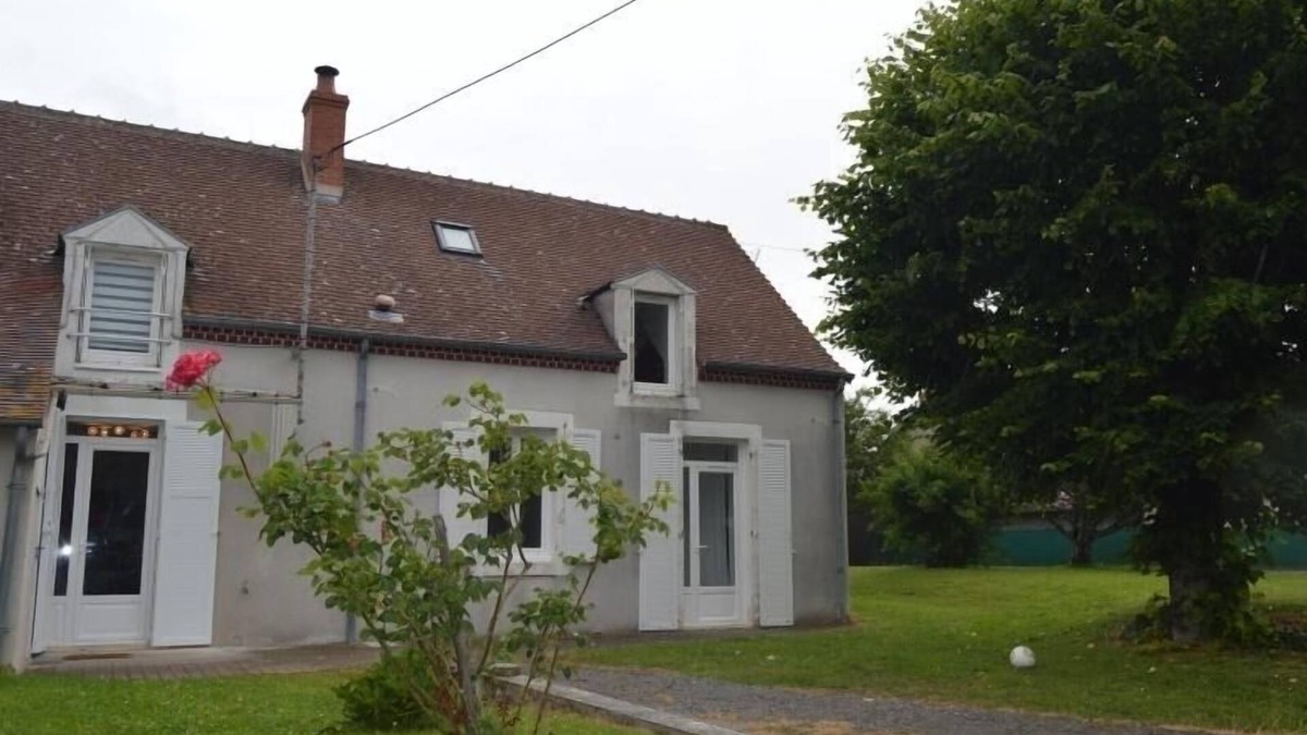 Reuilly Cottage | Charming 3-Bedroom House with Enclosed Garden, Near Vineyards, WiFi, and Parking