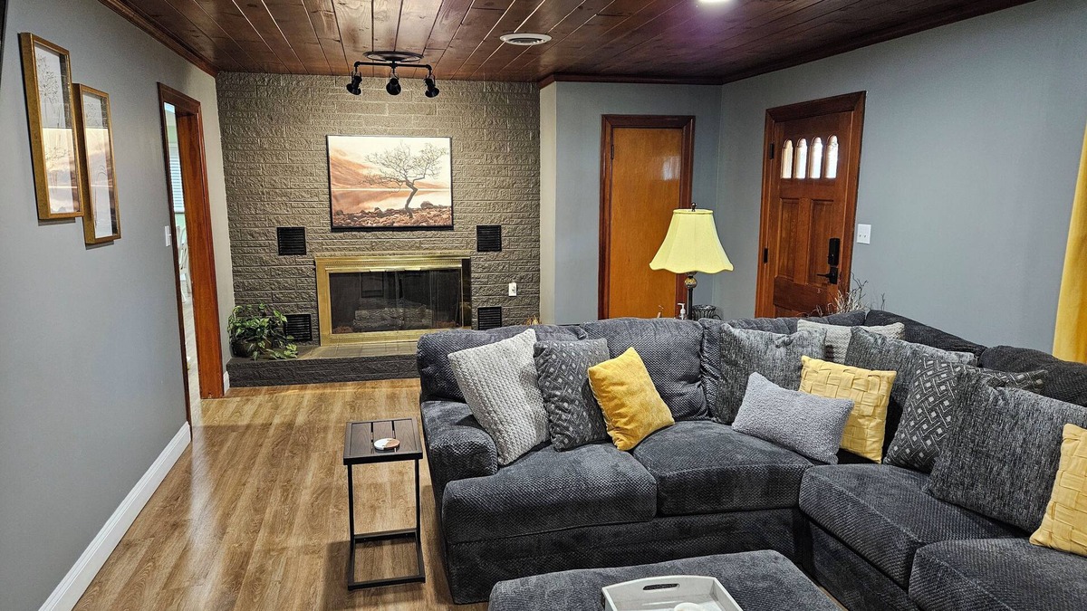 Bristol House | Charming 3-bedroom house with 1000sqft arcade style game room in awesome Bristol