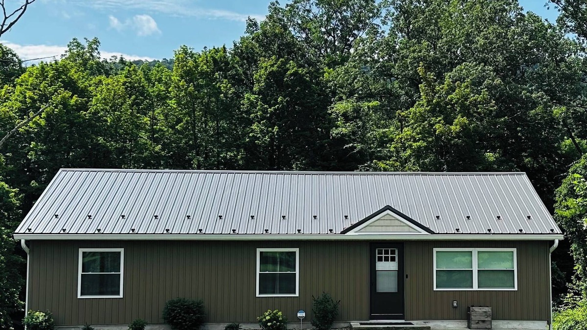 Dauphin House | Charming 3-bedroom house on Stony Creek