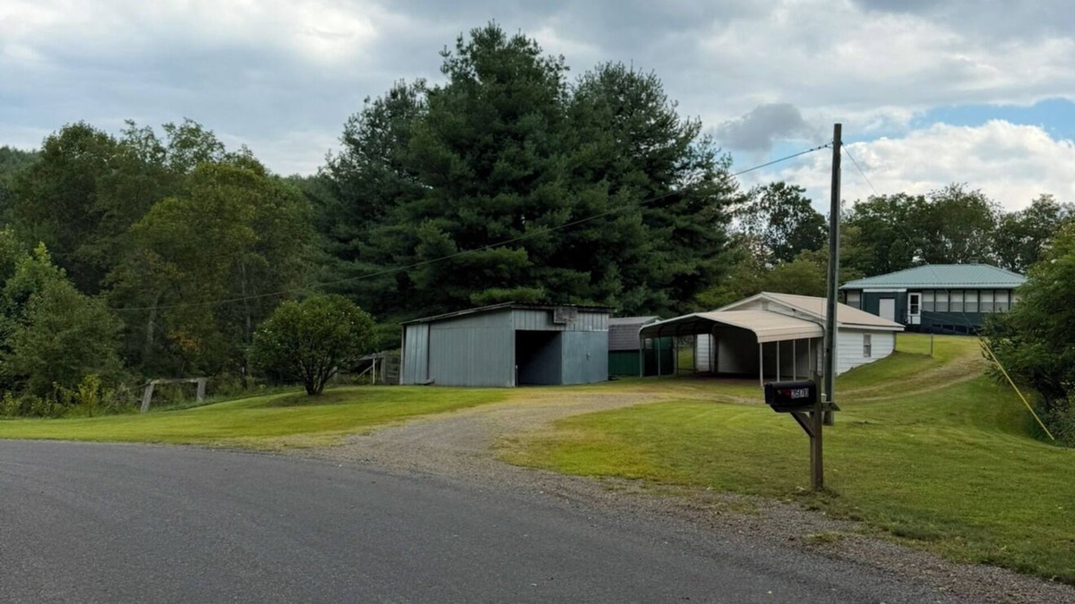 Dugspur House | Charming 3-bedroom house in welcoming Dugspur with peace of mind.