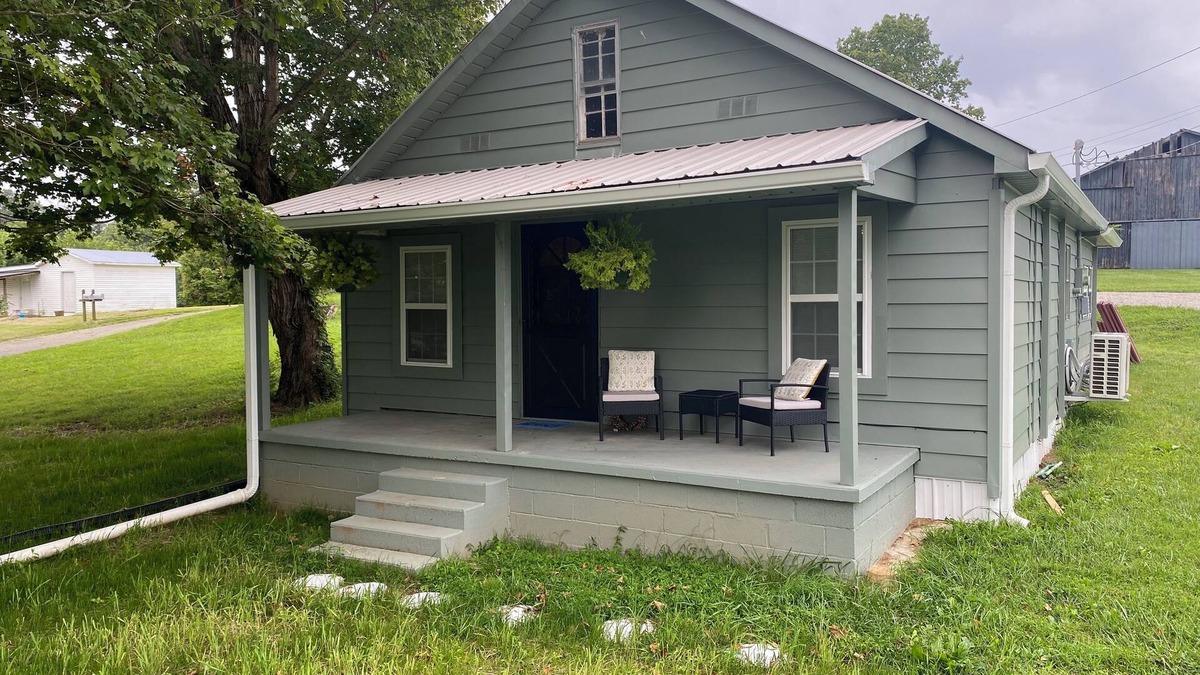 Albany House | Charming 3-bedroom house with WiFi, AC just 2 miles from Dale Hallow lake