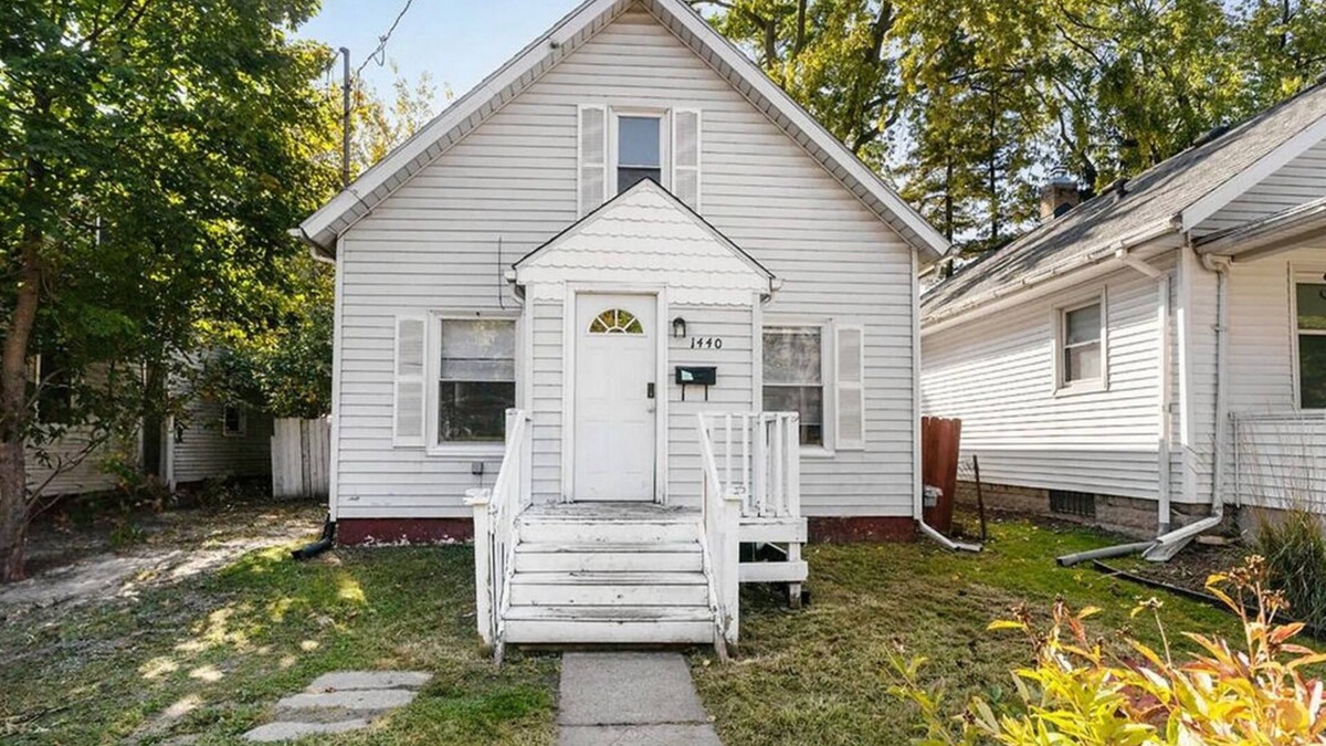 Lansing House | Charming 3-bedroom house with AC, WiFi in wonderful Lansing
