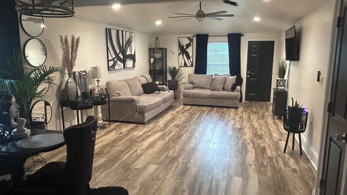 LaPlace House | Charming 3-bedroom house with AC, WiFi in adorable LaPlace