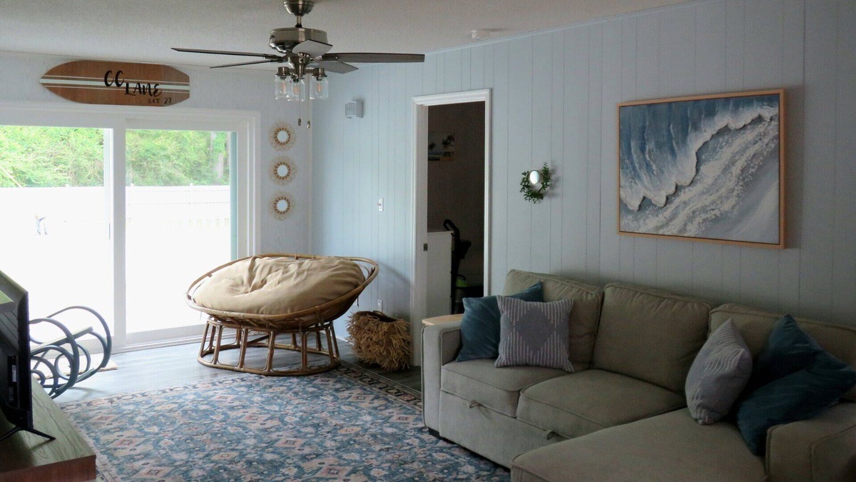 Morehead City House | Charming 3-bedroom house with Privacy Fence, Large Deck, Ping-Pong, Marina