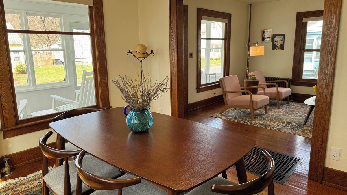 West End House | Charming 3-bedroom house in Oneonta, 4mins from Cooperstown Allstar Village. AC!