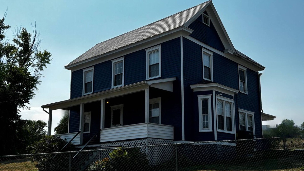 Paw Paw House | Charming 3-bedroom house with AC and WiFi in Paw Paw