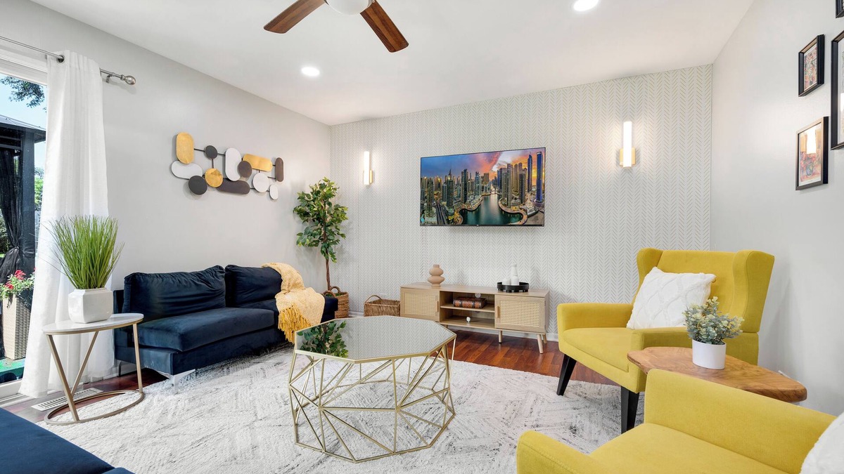 Roselle House | Charming 3-bedroom house in Roselle with Game room & fitness room