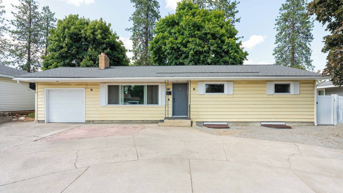 Spokane House | Charming 3-bedroom house in terrific Spokane with WiFi, AC and a large back yard