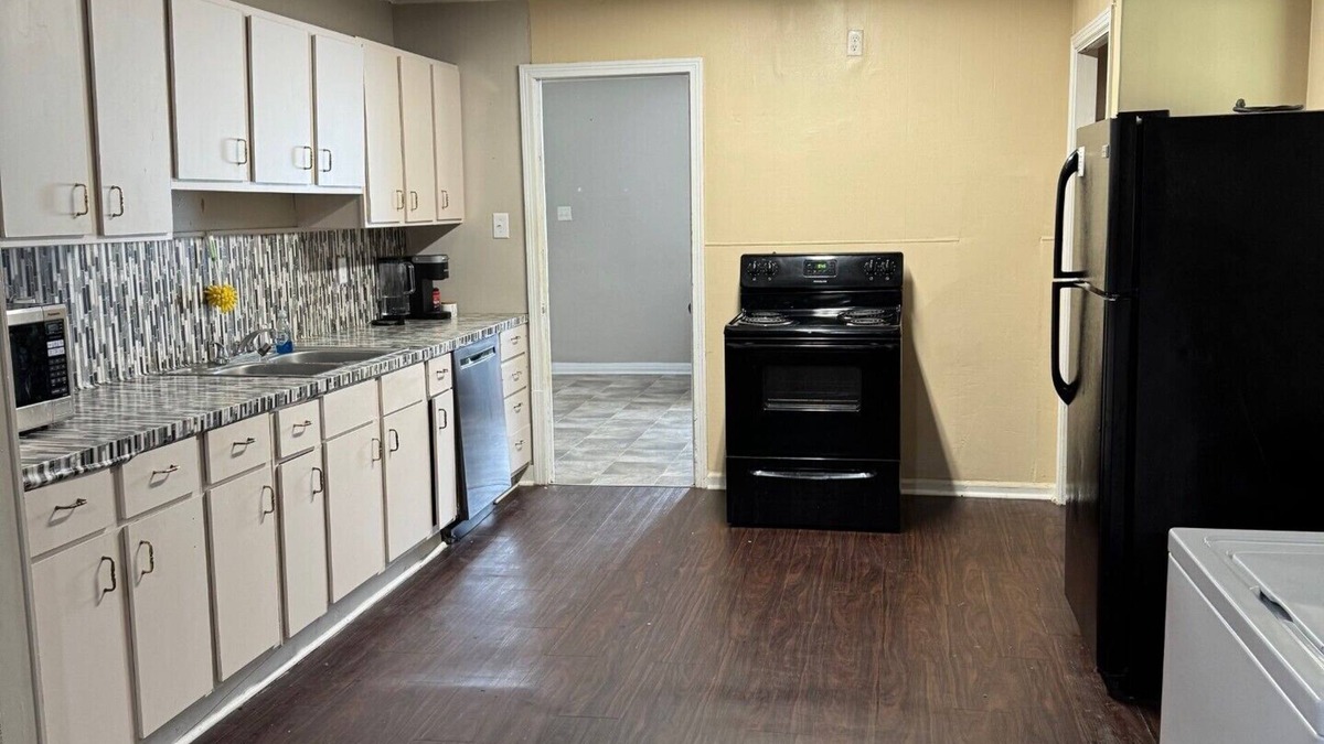 Sulphur House | Charming 3-bedroom house in Sulphur with AC