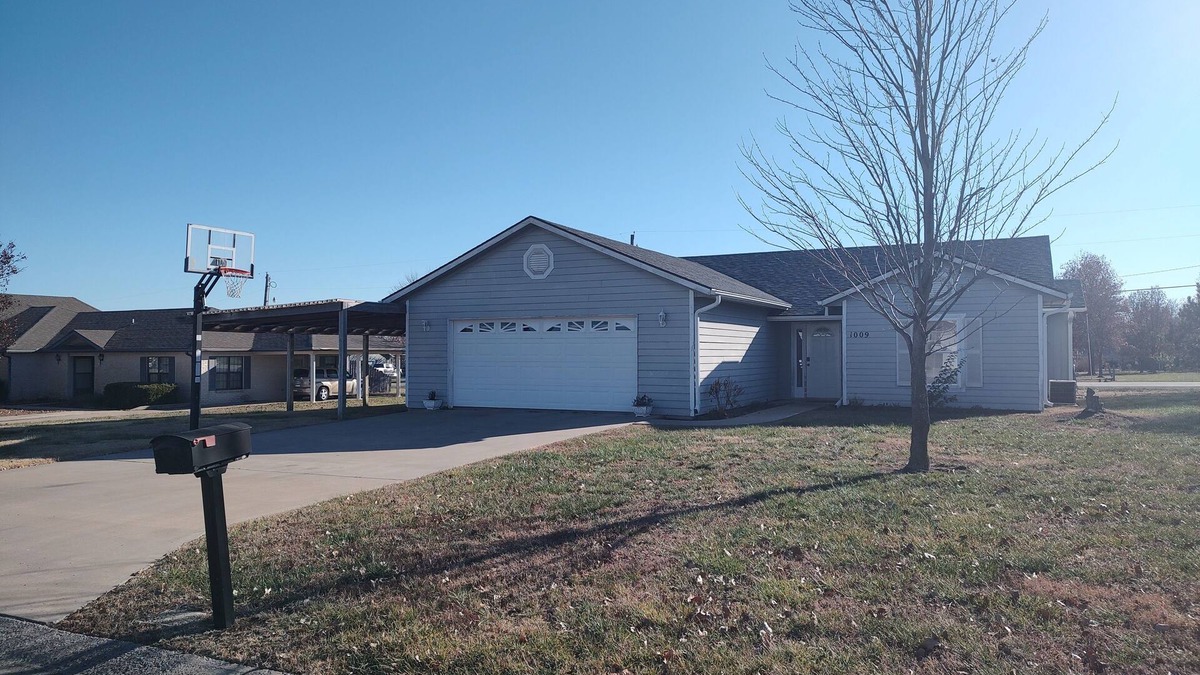 Iola House | Charming 3-Bedroom House in Iola