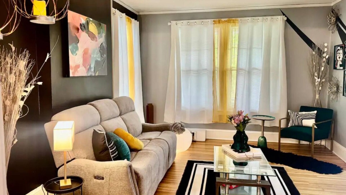 Melrose House | Charming 3-bedroom house with pool table