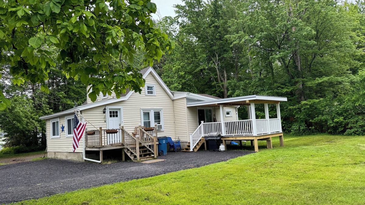 Lake Erie Beach House | Charming 3-bedroom house with WiFi, spacious yard and close to Lake Erie Beach!