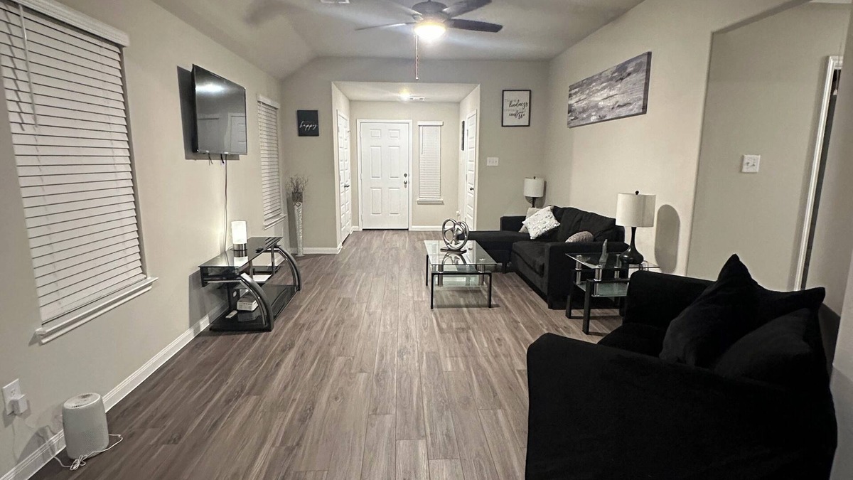 Iowa Colony House | Charming 3-bedroom house in marvelous Arcola with AC, WiFi