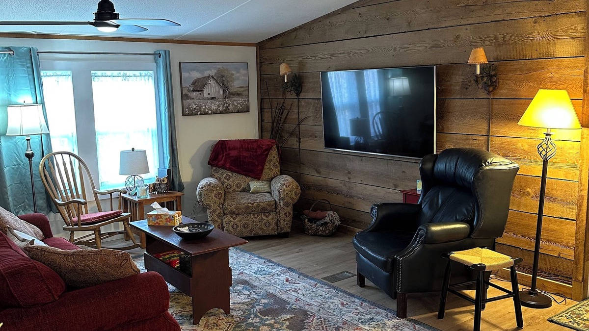 Martins Creek House | Charming 3-bedroom house near Lehigh Valley and Poconos. AC, WiFi