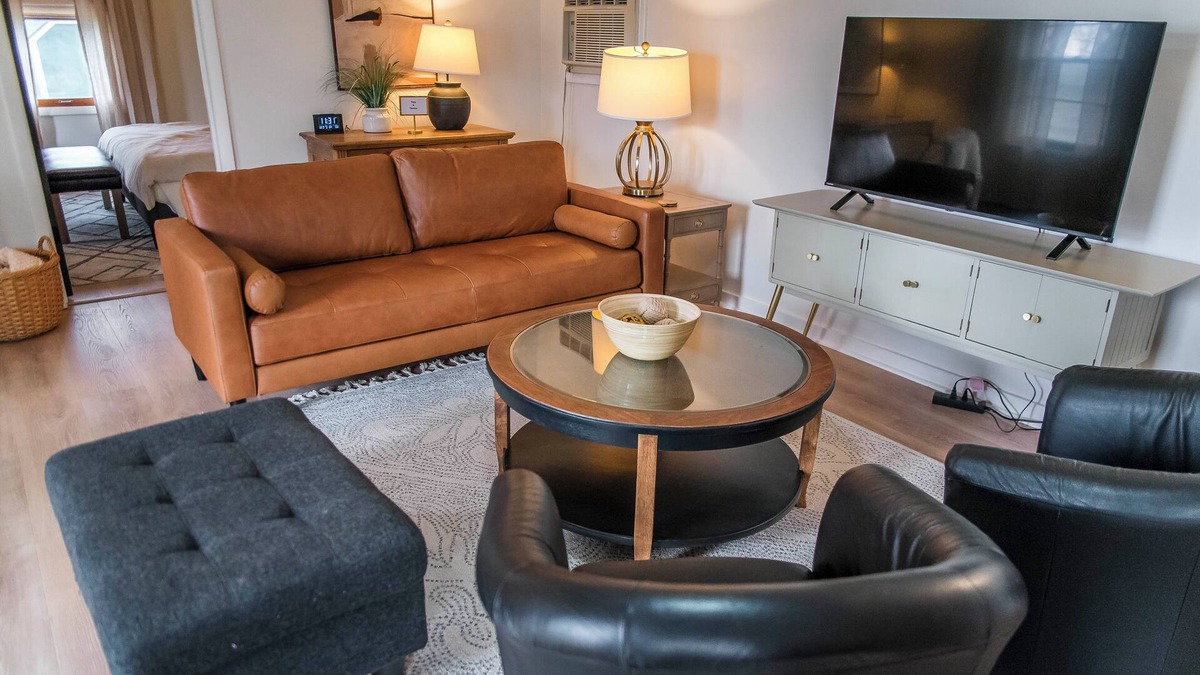 Bowen House | Charming 3-bedroom house with AC, WiFi in Bowen