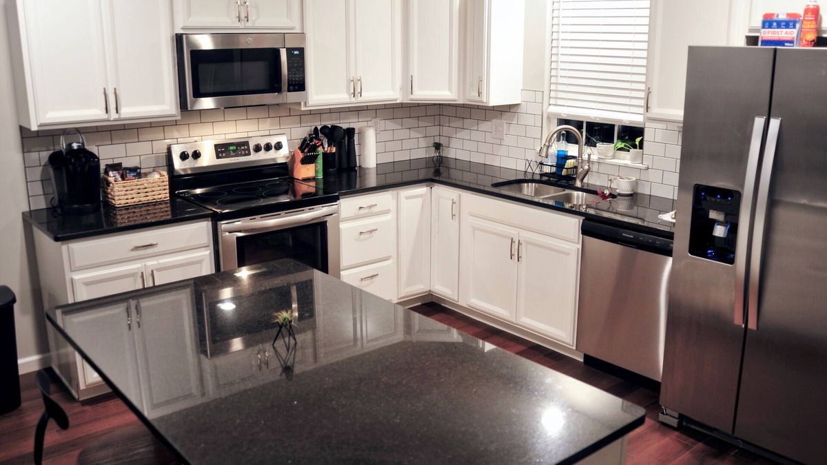 Howard House | Charming 3-bedroom house in lovely Apple Valley with AC, WiFi, fireplace & pool