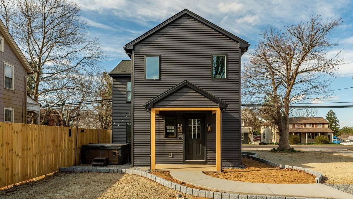 Leacock-Leola-Bareville House | Charming 3-bedroom house in lovely Leola with Hot Tub