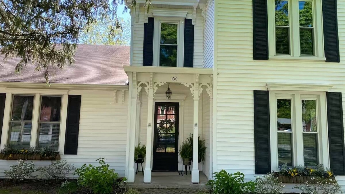 Midway House | Charming 3-bedroom house in Midway with screened in porch and salt water pool!