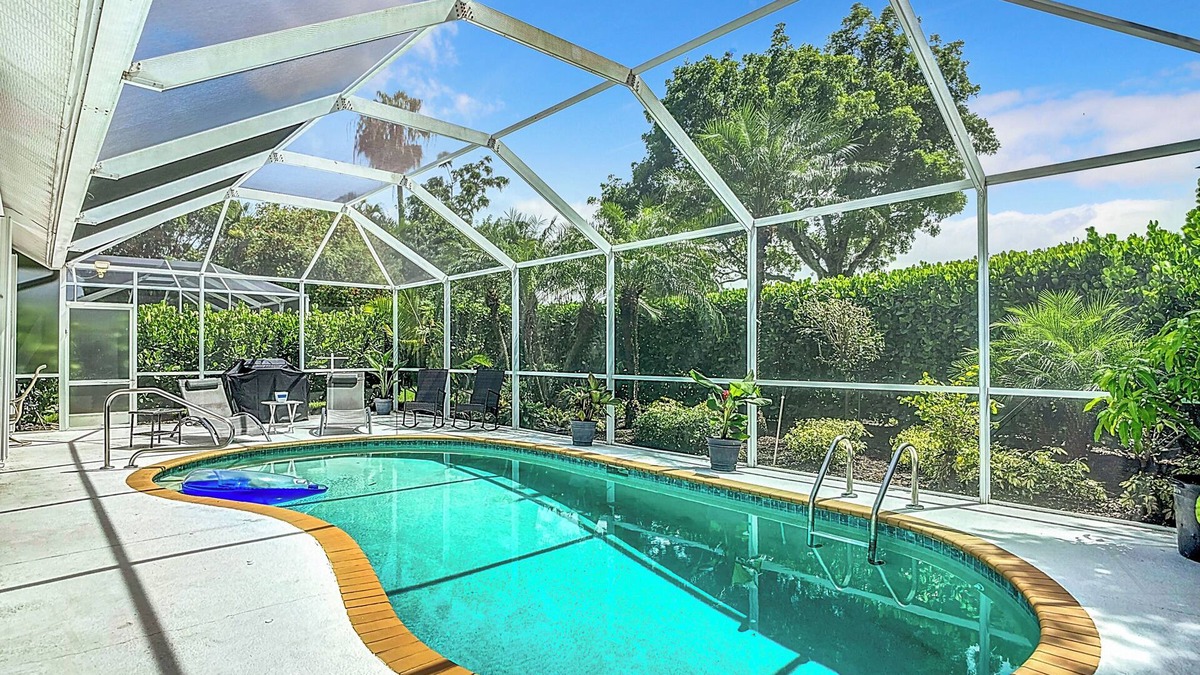 Falcons Glen House | Charming 3-bedroom house with lanai and heated pool in Lely Resort.