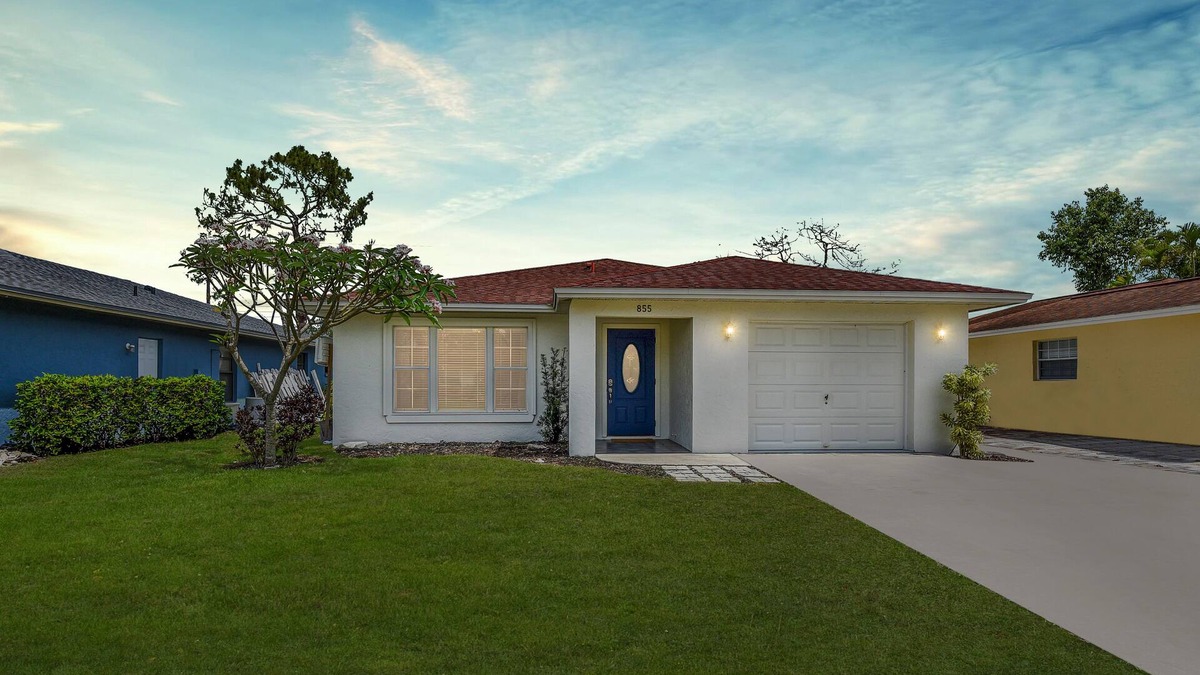 Naples Park House | Charming 3-bedroom house in lovely Naples with AC, Pool and Pet Friendly